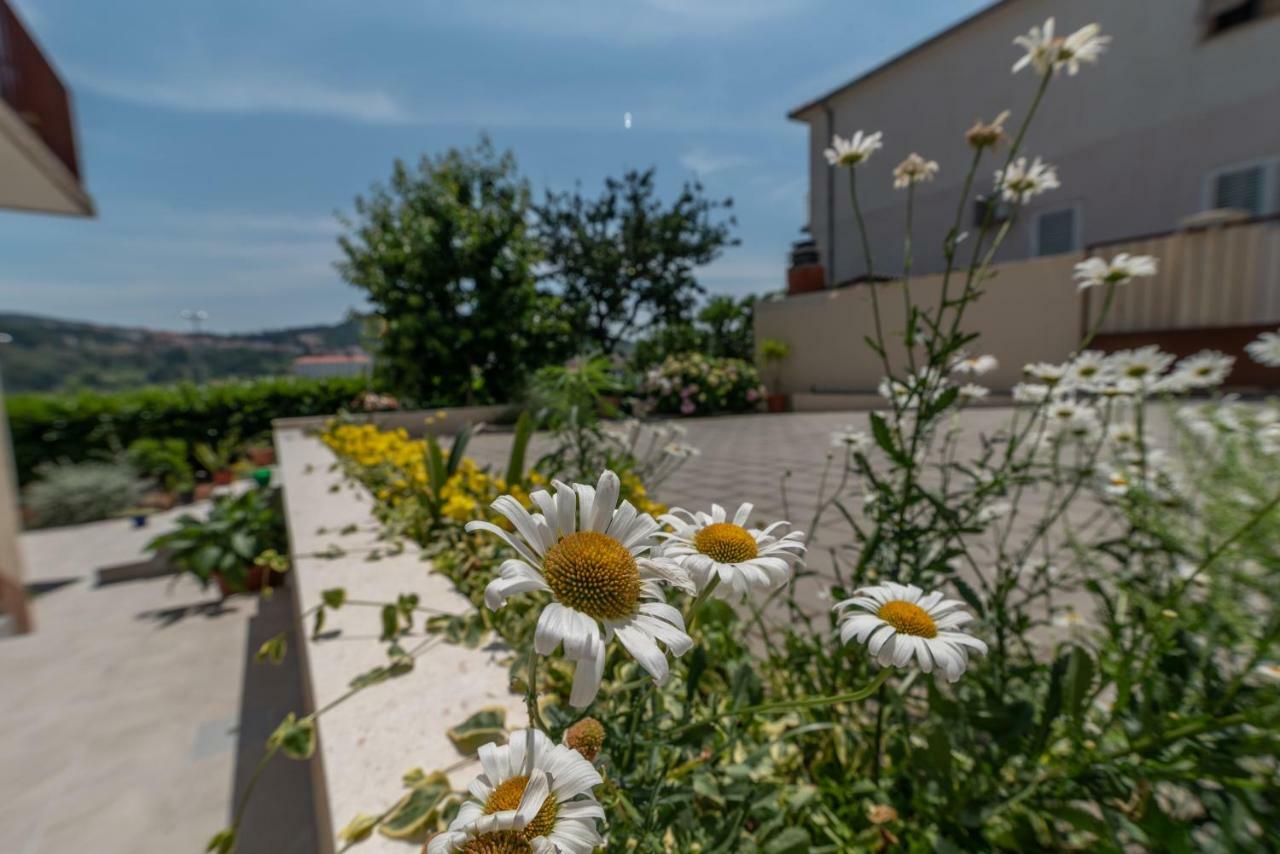 Apartments Flora Трогир Экстерьер фото